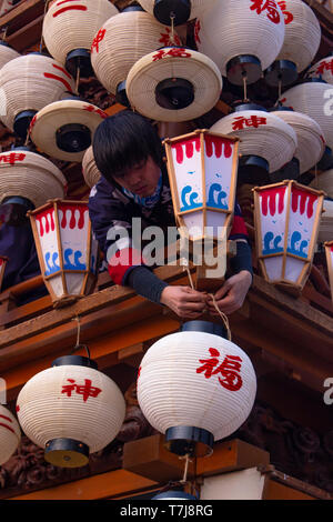 Der Mensch hängt Papier Laternen Festival Schwimmer in Inuyama Matsuri Stockfoto