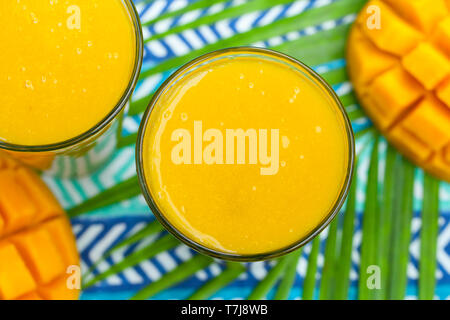 Frischen tropischen Früchten Smoothie mango Saft und frische Mango. Kopieren Sie Platz. Ansicht von oben. Stockfoto