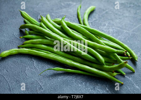 Grüne Bohnen auf grauem Stein. Close Up. Stockfoto