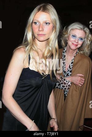 GWYNETH PALTROW UND MUTTER BLYTHE DANNER 05-04-2005 ERÖFFNUNG DER "SWEET CHARITY" IM AL HIRSCHFELD THEATRE, NEW YORK CITY Foto von John Barrett/PHOTOlink.net Stockfoto