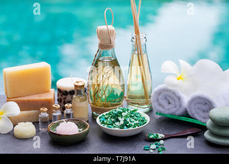 Spa und Wellness Massage. Stillleben mit ätherischen Öl, Salz und Steinen. Stockfoto