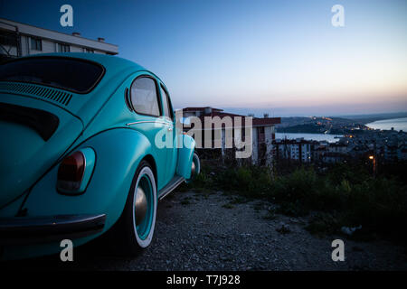 Vintage Käfer Auto bei Sonnenuntergang, einen Road Trip tausendjährigen zu machen Stockfoto