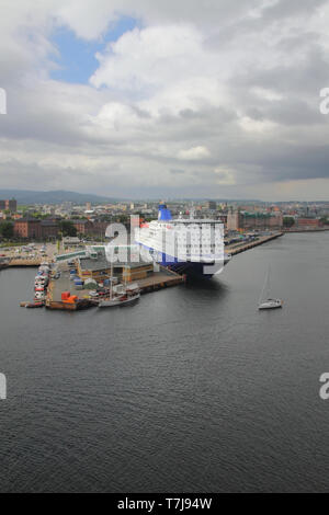 Oslo, Norwegen - 15.Juni, 2012: Passagier- und Fracht auf dem Parkplatz im Hafen Stockfoto