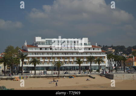 Wunderbare Aussicht auf die Fassade des malerischen Hotel Bahia an der Küste in Cascais. Foto von Straße, Natur, Architektur, Geschichte. April 15, 2 Stockfoto