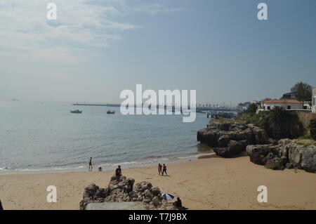 Privilegierte Aussicht auf das Angeln und sportlichen Hafen Neben den Strand bei Sonnenaufgang an der Küste in Cascais. Foto von Straße, Natur, Architekt Stockfoto