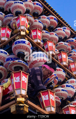 Der Mensch hängt Papier Laternen Festival Schwimmer in Inuyama Matsuri Stockfoto