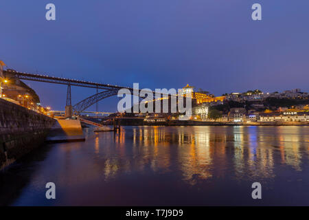 Dom Luis Brücke ich nachts in Porto, Portugal, Douro River waterfront Stockfoto