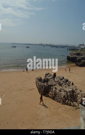 Privilegierte Aussicht auf das Angeln und sportlichen Hafen Neben den Strand bei Sonnenaufgang an der Küste in Cascais. Foto von Straße, Natur, Architekt Stockfoto