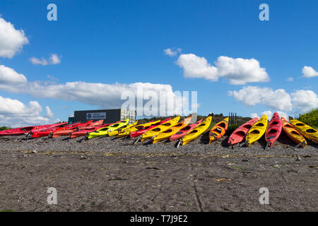 Reihen von Kajaks zog auf einen Kiesstrand nach einem Tage paddeln Stockfoto