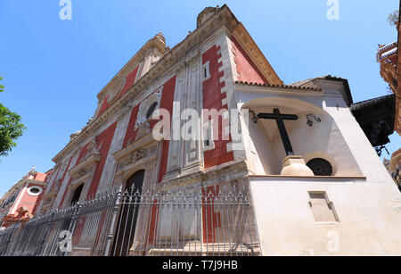 Rote Fassade der Kirche des Erlösers 1674-1712 an der Plaza del Salvador, Sevilla, Spanien. Architekten Esteban Garcia und Leonardo de Figueroa. Stockfoto