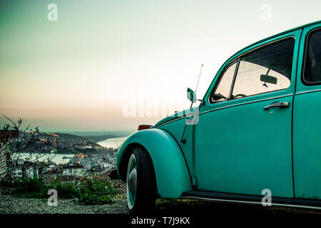 Vintage Käfer Auto bei Sonnenuntergang, einen Road Trip tausendjährigen zu machen Stockfoto