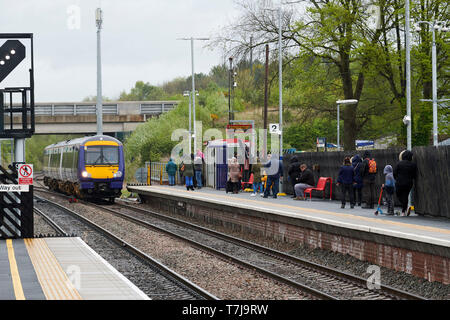 Passagiere warten auf Nahverkehrszüge an Micklefield, West Yorkshire, Nordengland, Großbritannien Stockfoto