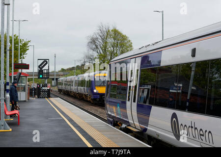 Passagiere warten auf Nahverkehrszüge an Micklefield, West Yorkshire, Nordengland, Großbritannien Stockfoto