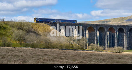 Zug auf die Settle and Carlisle Railway, Ribblehead, North Yorkshire, Nordengland, Großbritannien Stockfoto