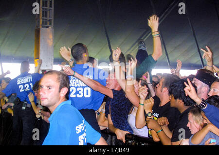 Zielgruppe für Alien Ant Farm am Abend Session Bühne, Reading Festival 2001 Stockfoto