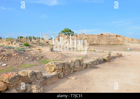 Tolle Aussicht auf die Ruinen der antiken Stadt in der Nähe von Salamis Famagusta entfernt, türkischen Nordzypern. Die korinthischen Säulen waren Teil von Salamis Gymnasium. Stockfoto