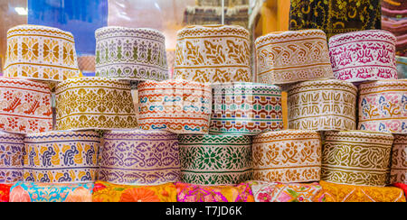 Bunte Omani Mützen auf Retail Display während des Ramadan. Stockfoto