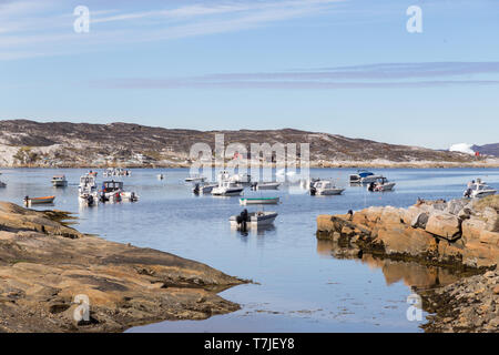 Fischerboote im Hafen, Qeqertarsuaq Grönland Stockfoto