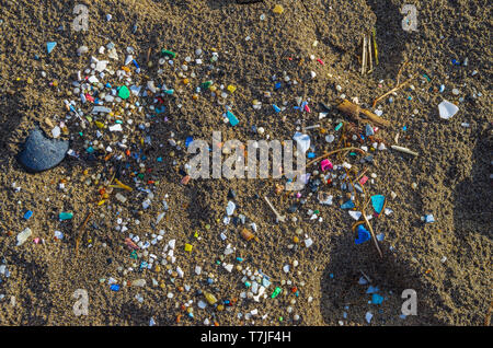 Micro Kunststoffe in den Sand in Famara Strand gemischt, Lanzarote Stockfoto