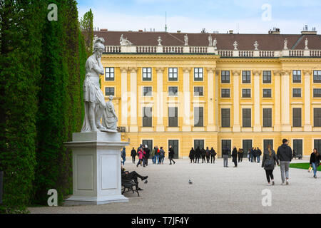 Schloss Schönbrunn, Garten, Blick von Menschen zu Fuß auf einem Baum - weg in den Gärten des Schloss Schönbrunn in Wien, Österreich. Stockfoto