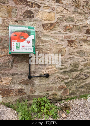 Ein Public Access Defibrillator/PAD an einer Außenwand. Stockfoto