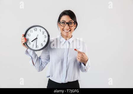 Portrait von Lächeln, Geschäftsfrau, Tragen von Brillen, die rund um die Uhr im Büro isoliert auf weißem Hintergrund Stockfoto