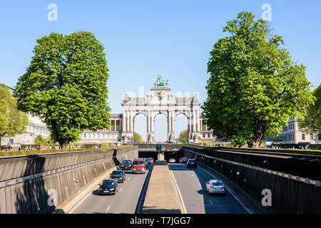 Die N3 Autobahn verläuft durch das Cinquantenaire Park, wo die Arcade du Cinquantenaire, der Triumphbogen, im Jahre 1905 von König Leopold II. errichtet wurde. Stockfoto