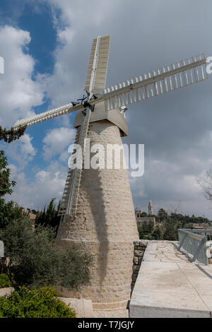 Montefiore Windmühle im Viertel Yemin Moshe. Es ist ein Wahrzeichen in Jerusalem, Israel. Stockfoto