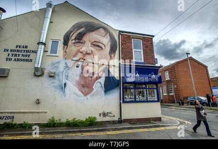 Wandbild des legendären Prestwich, Manchester Sänger und Songwriter Mark E Smith von der Gruppe der Fall, an der Wand des Chips @ Nr. 8 Fisch und Chip Shop in Stockfoto