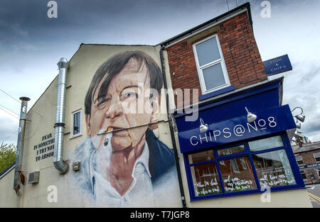 Wandbild des legendären Prestwich, Manchester Sänger und Songwriter Mark E Smith von der Gruppe der Fall, an der Wand des Chips @ Nr. 8 Fisch und Chip Shop in Stockfoto