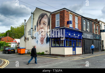 Wandbild des legendären Prestwich, Manchester Sänger und Songwriter Mark E Smith von der Gruppe der Fall, an der Wand des Chips @ Nr. 8 Fisch und Chip Shop in Stockfoto