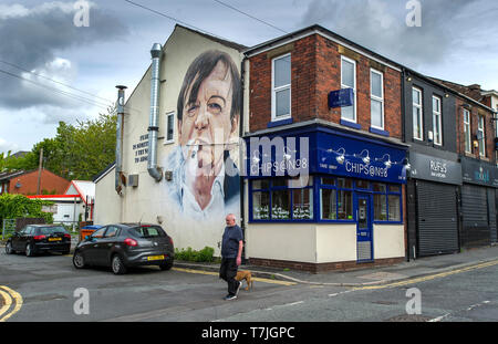 Wandbild des legendären Prestwich, Manchester Sänger und Songwriter Mark E Smith von der Gruppe der Fall, an der Wand des Chips @ Nr. 8 Fisch und Chip Shop in Stockfoto