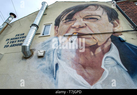 Wandbild des legendären Prestwich, Manchester Sänger und Songwriter Mark E Smith von der Gruppe der Fall, an der Wand des Chips @ Nr. 8 Fisch und Chip Shop in Stockfoto