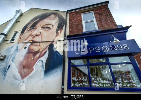 Wandbild des legendären Prestwich, Manchester Sänger und Songwriter Mark E Smith von der Gruppe der Fall, an der Wand des Chips @ Nr. 8 Fisch und Chip Shop in Stockfoto