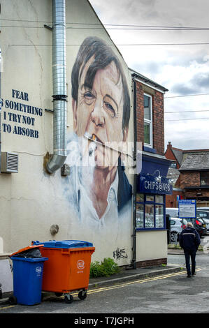 Wandbild des legendären Prestwich, Manchester Sänger und Songwriter Mark E Smith von der Gruppe der Fall, an der Wand des Chips @ Nr. 8 Fisch und Chip Shop in Stockfoto