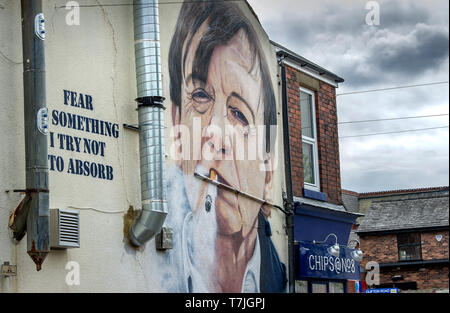 Wandbild des legendären Prestwich, Manchester Sänger und Songwriter Mark E Smith von der Gruppe der Fall, an der Wand des Chips @ Nr. 8 Fisch und Chip Shop in Stockfoto