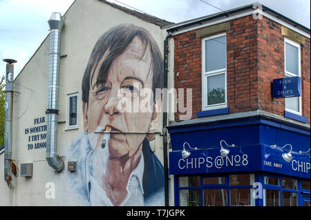 Wandbild des legendären Prestwich, Manchester Sänger und Songwriter Mark E Smith von der Gruppe der Fall, an der Wand des Chips @ Nr. 8 Fisch und Chip Shop in Stockfoto