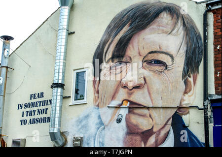 Wandbild des legendären Prestwich, Manchester Sänger und Songwriter Mark E Smith von der Gruppe der Fall, an der Wand des Chips @ Nr. 8 Fisch und Chip Shop in Stockfoto