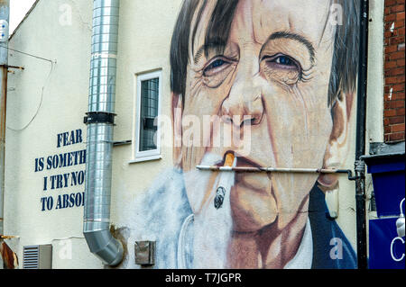 Wandbild des legendären Prestwich, Manchester Sänger und Songwriter Mark E Smith von der Gruppe der Fall, an der Wand des Chips @ Nr. 8 Fisch und Chip Shop in Stockfoto