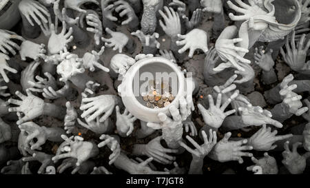 Durch aufsuchende Hände im Wat Rong Khun (weiße Tempel) in Chiang Rai Thailand Stockfoto