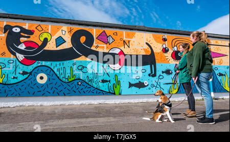 Edinburgh Hund & Katze Home Wandbild Enthüllung von Studio N Name mit beagles und Mitarbeiter, Seafield Promenade, Edinburgh, Schottland, Großbritannien Stockfoto