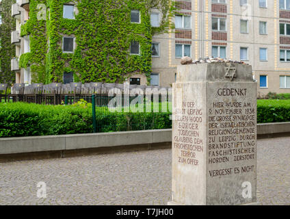 Holocaust Denkmal in Leipzig, Deutschland. Das Denkmal der Großen Synagoge. 140 Bronze Stühle sind dort angebracht, wo die Synagoge stand. Stockfoto