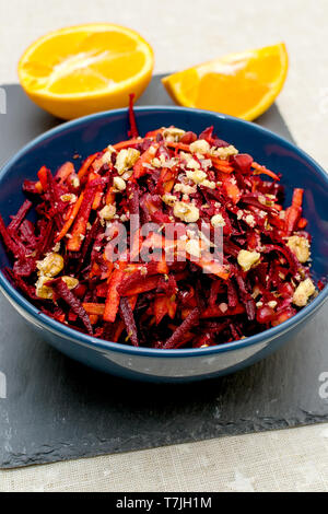 Salat von geriebene rote Rüben Karotten Granatäpfel und Walnüsse Stockfoto