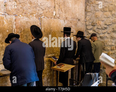 Jüdischer Mann betet neben einen Riss voller Briefe mit schriftlichen Gebet an der Klagemauer in Jerusalem. Israel Stockfoto