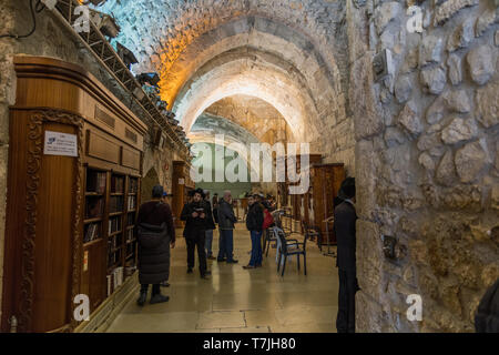 Jüdischer Mann betet neben einen Riss voller Briefe mit schriftlichen Gebet an der Klagemauer in Jerusalem. Israel Stockfoto