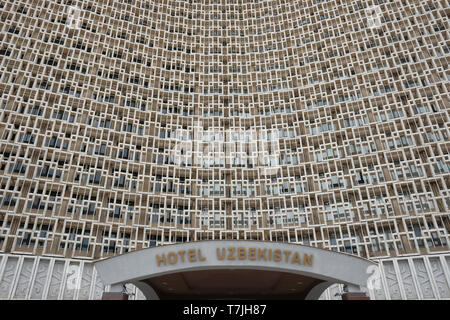 Äußere des massiven Hotel Usbekistan, das ist ein klassisches Beispiel für die Sowjet Zeiten in den 70 Jahren der modernistischen Architektur zentral an Amir Timur Platz in Taschkent die Hauptstadt von Usbekistan Stockfoto