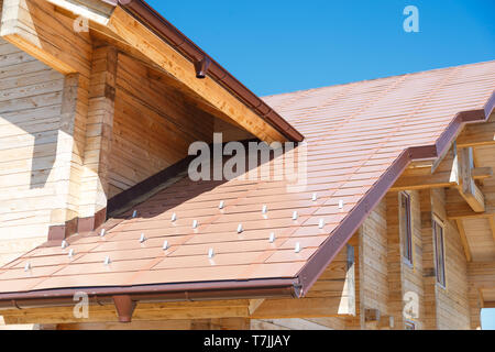 Metalldach mit schneefanggitter Stockfoto