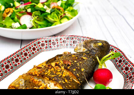 Gebratene Forelle mit Gemüse Walnüsse und Blauschimmelkäse vorbereitet Stockfoto