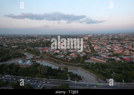 Blick vom Fernsehturm Toshkent Taschkent Teleminorasi einen 375 Meter hohen Turm, die derzeit die zweite höchste Struktur in Zentralasien in Taschkent die Hauptstadt von Usbekistan Stockfoto