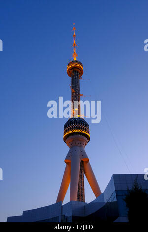 Der Fernsehturm Toshkent Taschkent Teleminorasi einen 375 Meter hohen Turm, die derzeit die zweite höchste Struktur in Zentralasien in Taschkent die Hauptstadt von Usbekistan Stockfoto